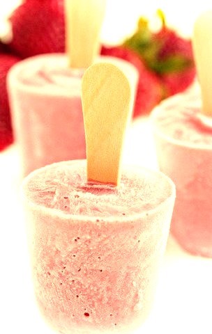 Strawberry Ricotta Popsicles. ( R E C I P E )