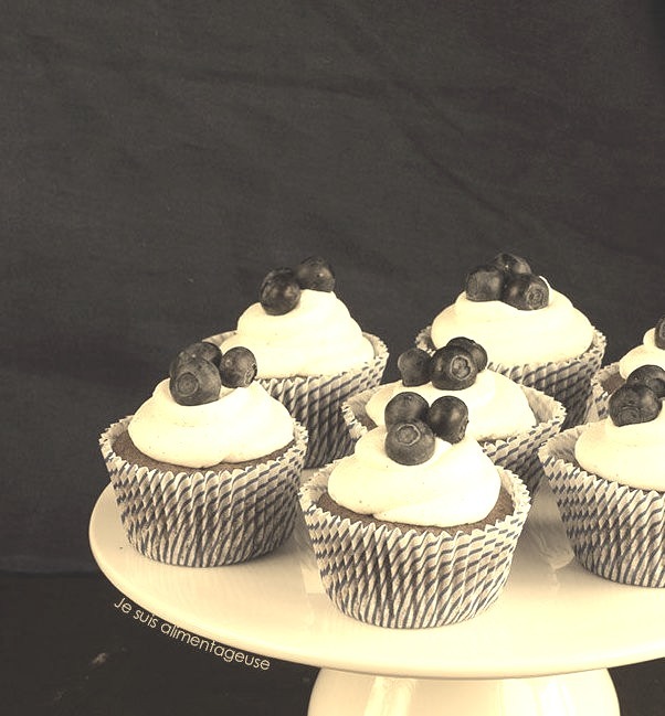 (via Bloo Blueberry Cupcakes with Vanilla Bean Frosting Je suis alimentageuse)